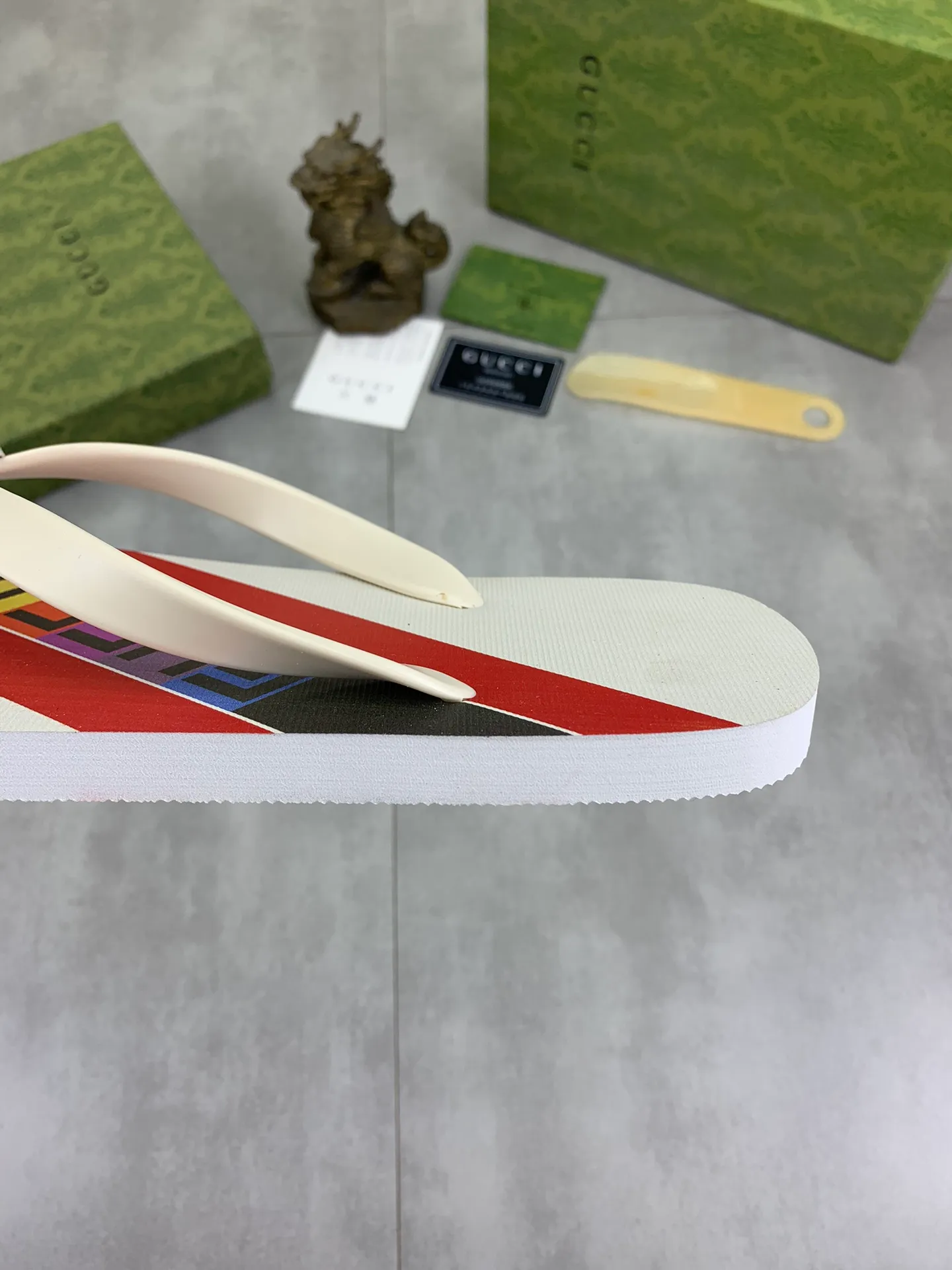 Men's men's shoes 💰P220💰【New style】🆘【GUCCI】Official website's popular Gucci adult couple 🧑‍🤝‍🧑 style, children's flip-flops are on sale at the counter simultaneously! Original fabric imported from Italy. Original bottom provided by the original factory. Size: Adult 36-45. Children’s size: 30-37. Multiple colors available.